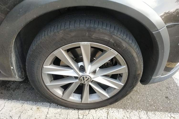 Used Volkswagen Magotan 2012 Travel Edition 2.0 TSI Four-Wheel Drive Luxury Version Right Front Wheel Hub