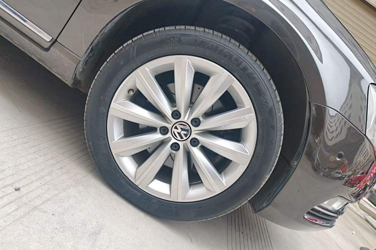 Used Volkswagen Magotan 2012 Travel Edition 2.0 TSI Luxury Version Right Front Wheel Hub