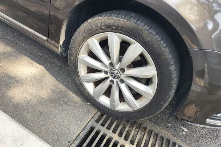 Used Volkswagen Magotan 2012 Travel Edition 2.0 TSI Comfort Version Right Front Wheel Hub