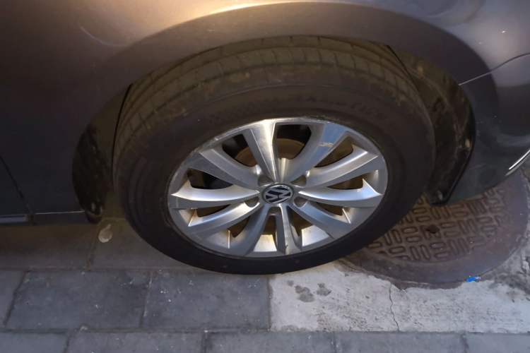 Used Volkswagen Magotan 2012 Revised 1.8TSI Luxury Version Right Front Wheel Hub