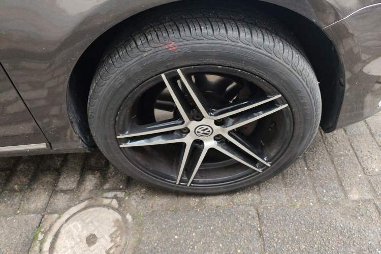 Used Volkswagen Magotan 2012 Travel Edition 2.0 TSI Comfort Version Right Front Wheel Hub