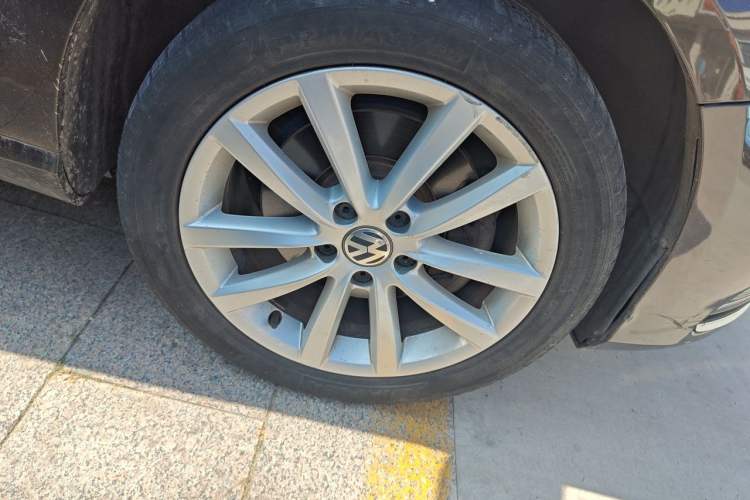 Used Volkswagen Magotan 2012 Travel Edition 2.0 TSI Comfort Version Right Front Wheel Hub