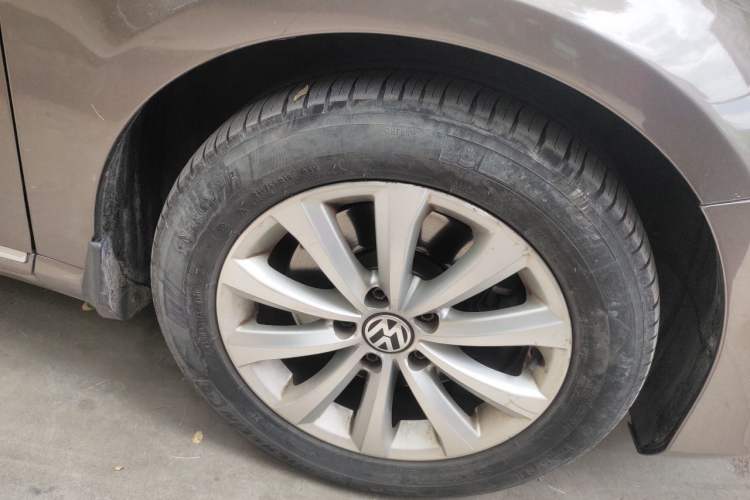 Used Volkswagen Magotan 2012 Revised 1.8TSI Luxury Version Right Front Wheel Hub