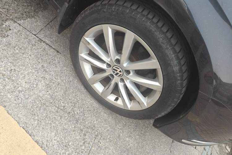 Used Volkswagen Magotan 2012 2.0 TSI Prestige Edition Right Front Wheel Hub