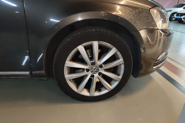 Used Volkswagen Magotan 2012 Travel Edition 2.0 TSI Comfort Version Right Front Wheel Hub