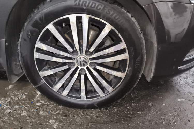 Used Volkswagen Magotan 2012 Revised Version 2.0 TSI Supreme Edition Right Front Wheel Hub