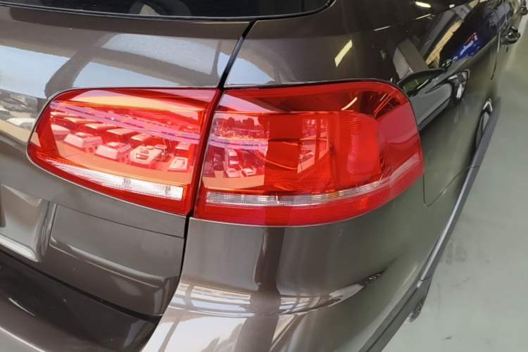 Used Volkswagen Magotan 2012 Travel Edition 2.0 TSI 4x4 Comfort Version Right Rear Taillight