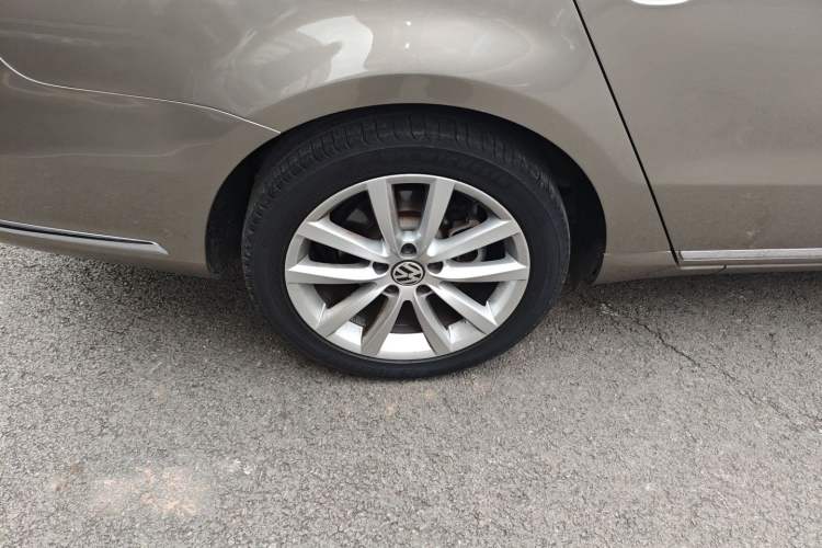 Used Volkswagen Magotan 2012 Travel Edition 2.0 TSI Comfort Version Right Rear Wheel Hub