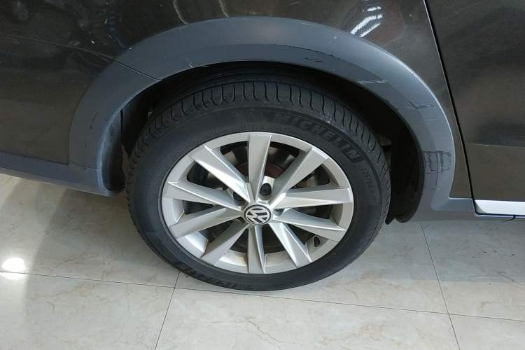 Used Volkswagen Magotan 2012 Travel Edition 2.0 TSI 4x4 Comfort Version Right Rear Wheel Hub