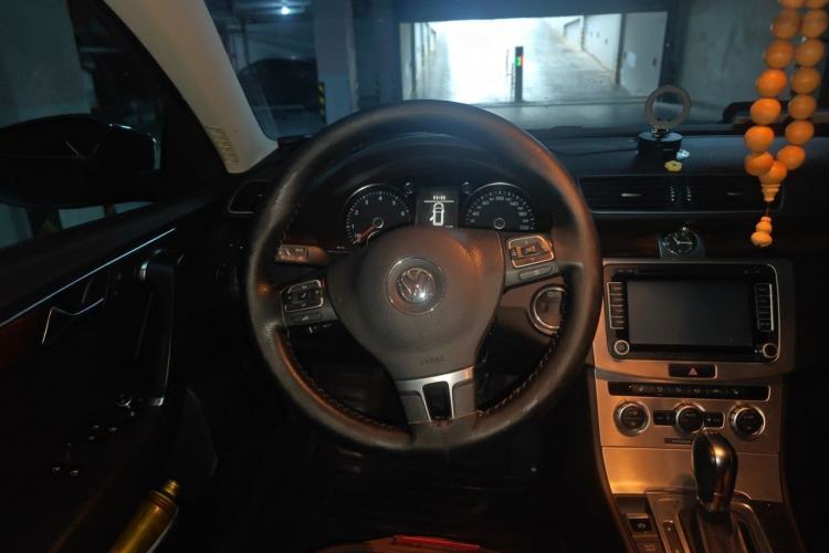 Used Volkswagen Magotan 2012 Travel Edition 2.0 TSI Comfort Version Steering Wheel