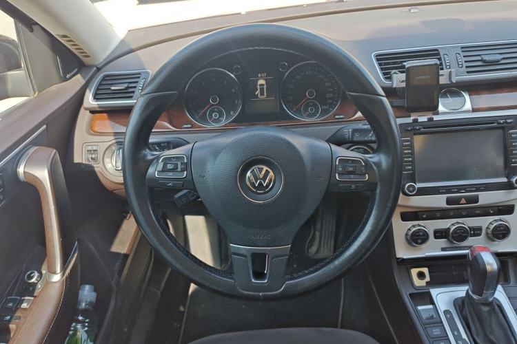 Used Volkswagen Magotan 2012 Travel Edition 2.0 TSI Comfort Version Steering Wheel