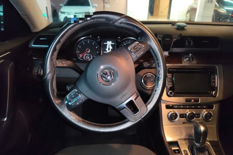 Used Volkswagen Magotan 2012 Travel Edition 2.0 TSI Comfort Version Steering Wheel