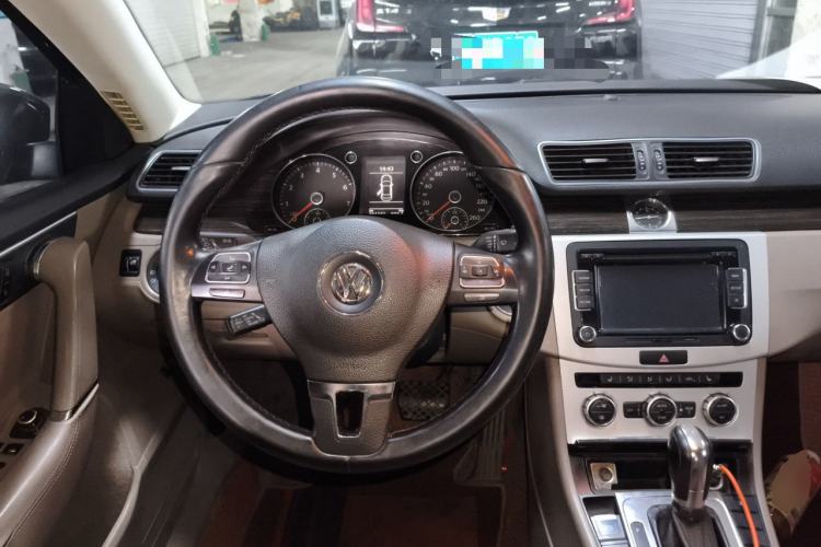 Used Volkswagen Magotan 2012 Revised Version 2.0 TSI Supreme Edition Steering Wheel