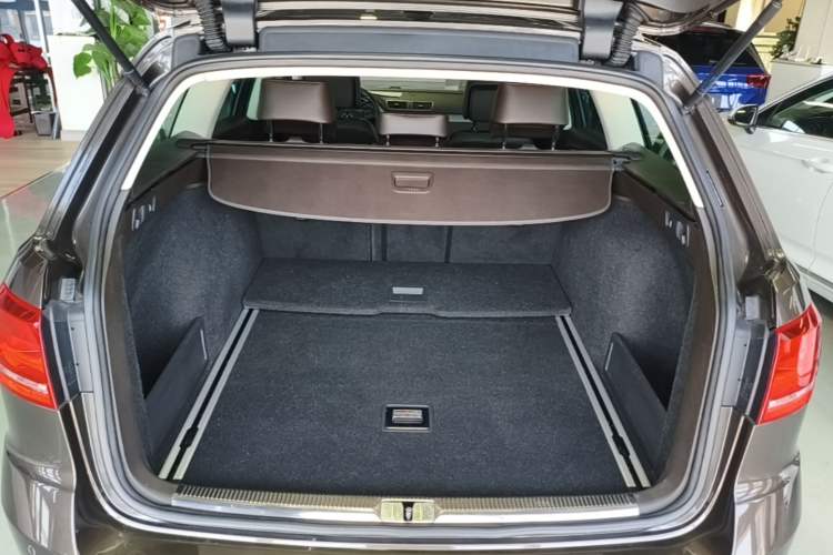 Used Volkswagen Magotan 2012 Travel Edition 2.0 TSI 4x4 Comfort Version Trunk