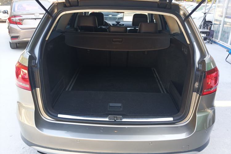 Used Volkswagen Magotan 2012 Travel Edition 2.0 TSI 4x4 Comfort Version Trunk