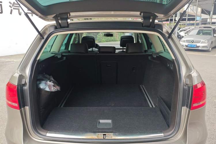 Used Volkswagen Magotan 2012 Travel Edition 2.0 TSI Comfort Version Trunk