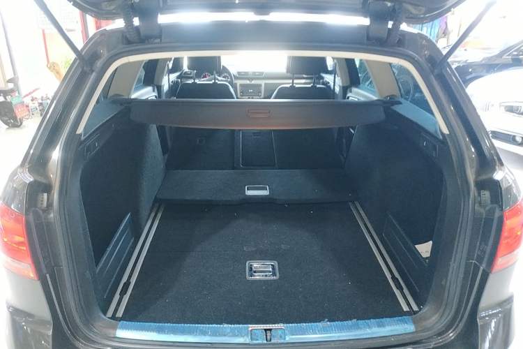 Used Volkswagen Magotan 2012 Travel Edition 2.0 TSI 4x4 Comfort Version Trunk