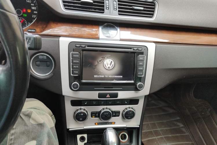 Used Volkswagen Magotan 2012 Travel Edition 2.0 TSI Luxury Version Audio And AC Panel