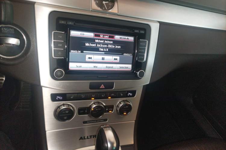 Used Volkswagen Magotan 2012 Travel Edition 2.0 TSI 4x4 Comfort Version Audio And AC Panel