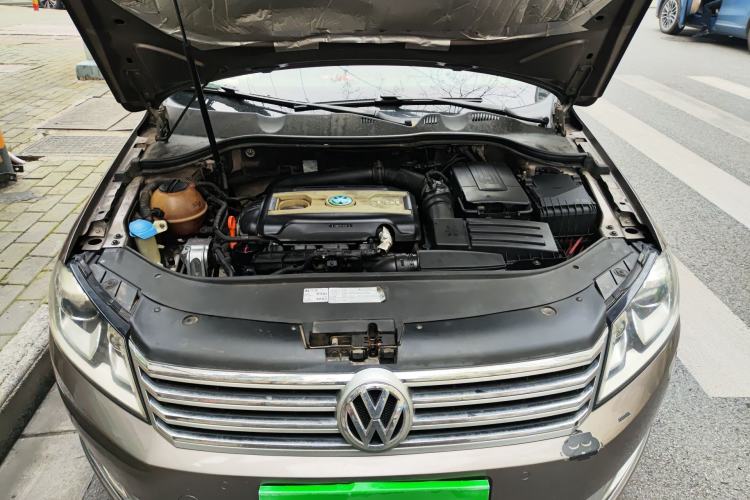 Used Volkswagen Magotan 2012 Facelift 2.0 TSI Prestige Model Engine Bay