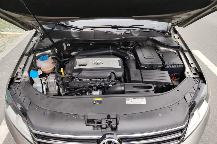 Used Volkswagen Magotan 2012 Travel Edition 2.0 TSI Comfort Version Engine Bay