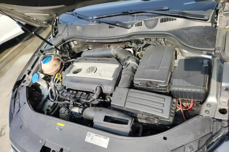 Used Volkswagen Magotan 2012 Travel Edition 2.0 TSI Comfort Version Engine Bay