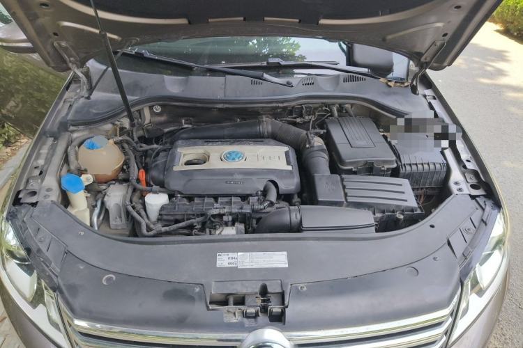 Used Volkswagen Magotan 2012 Revised Version 2.0 TSI Luxury Edition Engine Bay