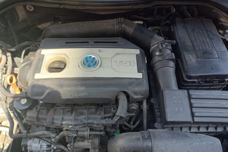 Used Volkswagen Magotan 2012 Revised Version 1.8TSI Leading Edition Engine Bay