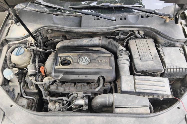 Used Volkswagen Magotan 2012 1.8TSI Luxury Model Engine Bay