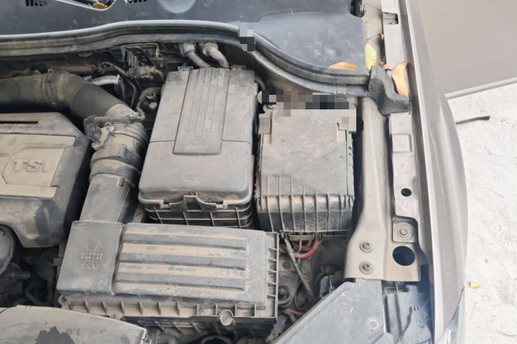 Used Volkswagen Magotan 2012 Revised 1.8TSI Luxury Version Engine Bay Left