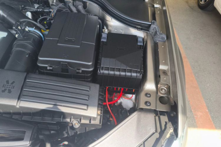 Used Volkswagen Magotan 2012 Travel Edition 2.0 TSI Comfort Version Engine Bay Left
