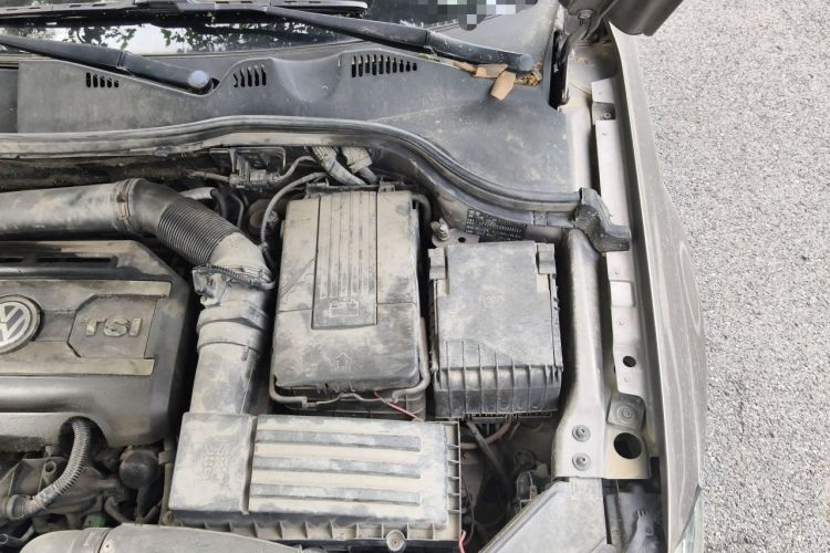 Used Volkswagen Magotan 2012 1.8TSI Luxury Model Engine Bay Left