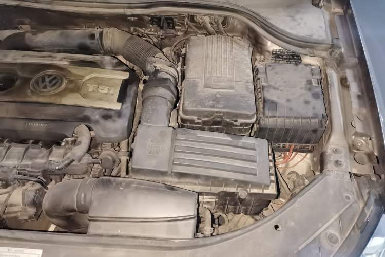 Used Volkswagen Magotan 2012 Revised 1.8TSI Luxury Version Engine Bay Left