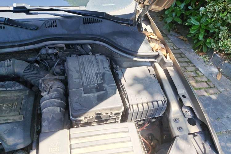 Used Volkswagen Magotan 2012 Travel Edition 2.0 TSI Comfort Version Engine Bay Left