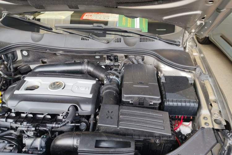Used Volkswagen Magotan 2012 Travel Edition 2.0 TSI Comfort Version Engine Bay Left