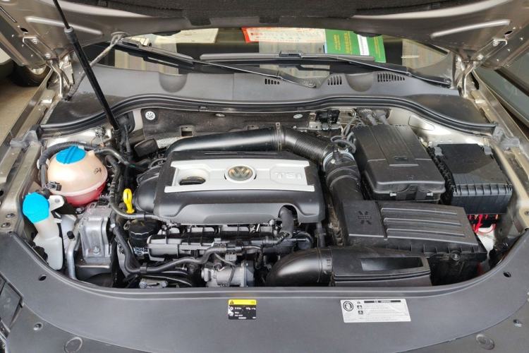 Used Volkswagen Magotan 2012 Travel Edition 2.0 TSI Comfort Version Engine Bay