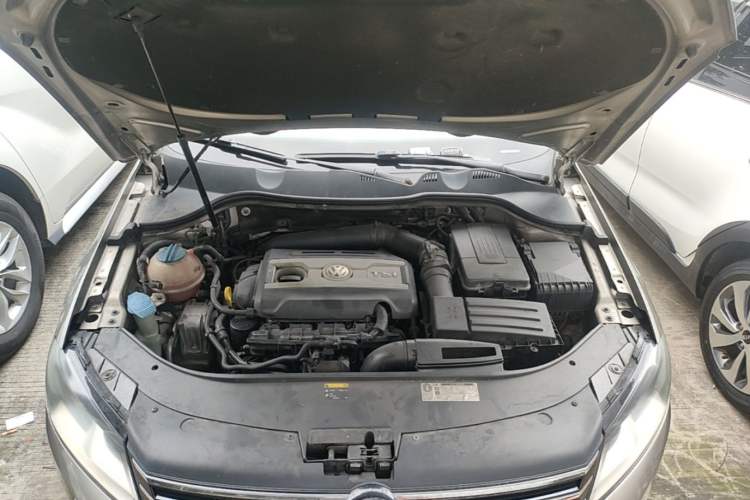 Used Volkswagen Magotan 2012 Travel Edition 2.0 TSI Comfort Version Engine Bay