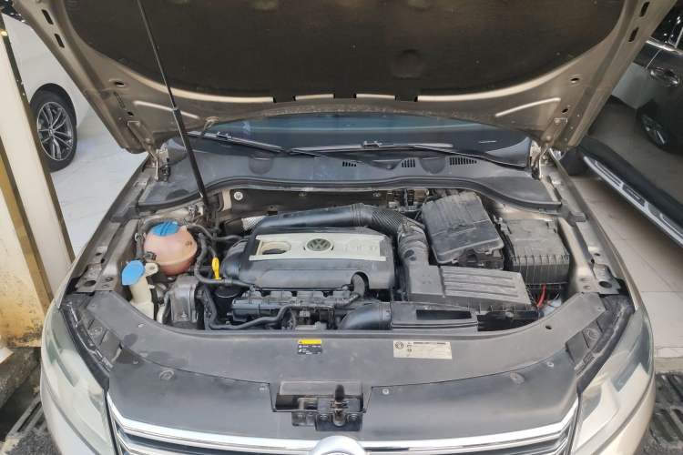 Used Volkswagen Magotan 2012 Travel Edition 2.0 TSI Comfort Version Engine Bay