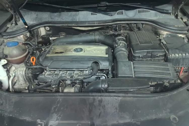 Used Volkswagen Magotan 2012 Facelift 2.0 TSI Prestige Model Engine Bay