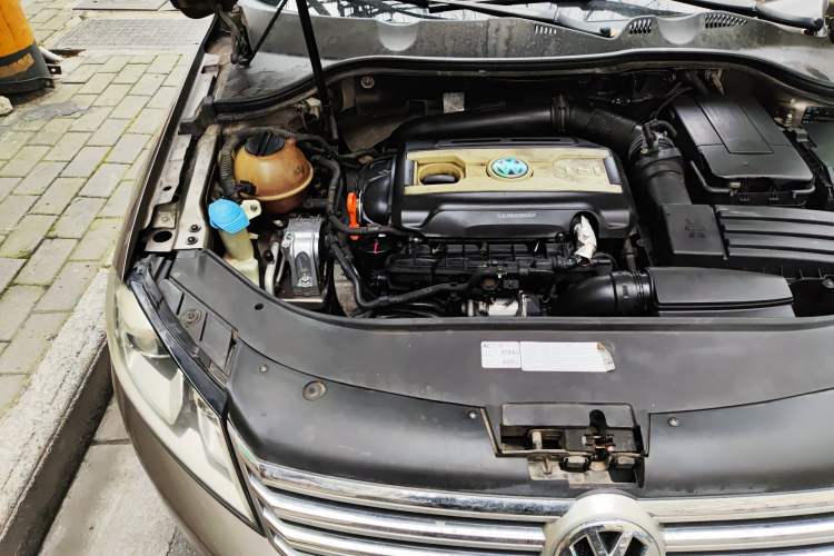 Used Volkswagen Magotan 2012 Facelift 2.0 TSI Prestige Model Engine Bay Right