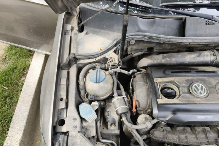 Used Volkswagen Magotan 2012 1.8TSI Luxury Model Engine Bay Right