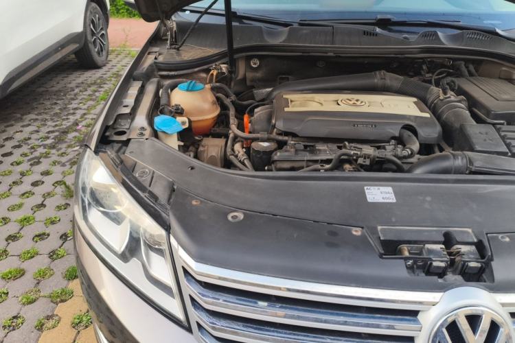 Used Volkswagen Magotan 2012 1.8TSI Prestige Model Engine Bay Right