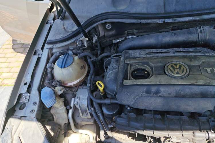 Used Volkswagen Magotan 2012 Travel Edition 2.0 TSI Comfort Version Engine Bay Right