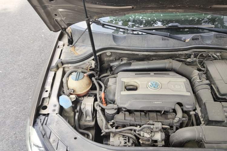 Used Volkswagen Magotan 2012 Facelift 1.8TSI Prestige Model Engine Bay Right