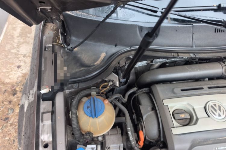 Used Volkswagen Magotan 2012 1.8TSI Luxury Model Engine Bay Right