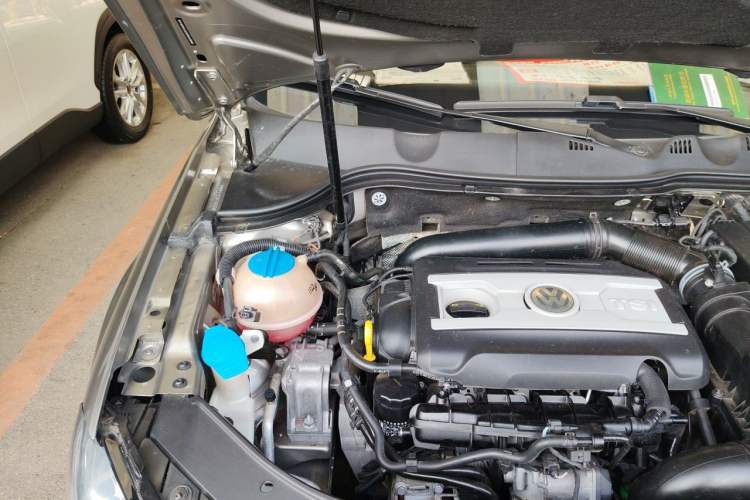 Used Volkswagen Magotan 2012 Travel Edition 2.0 TSI Comfort Version Engine Bay Right