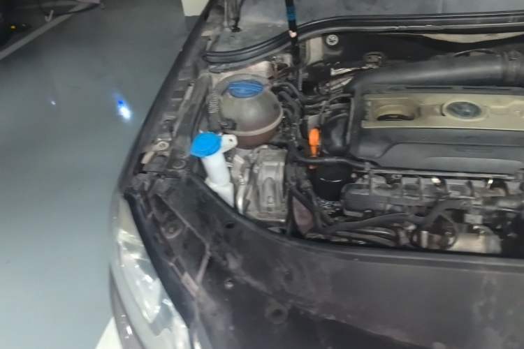 Used Volkswagen Magotan 2012 Facelift 2.0 TSI Prestige Model Engine Bay Right