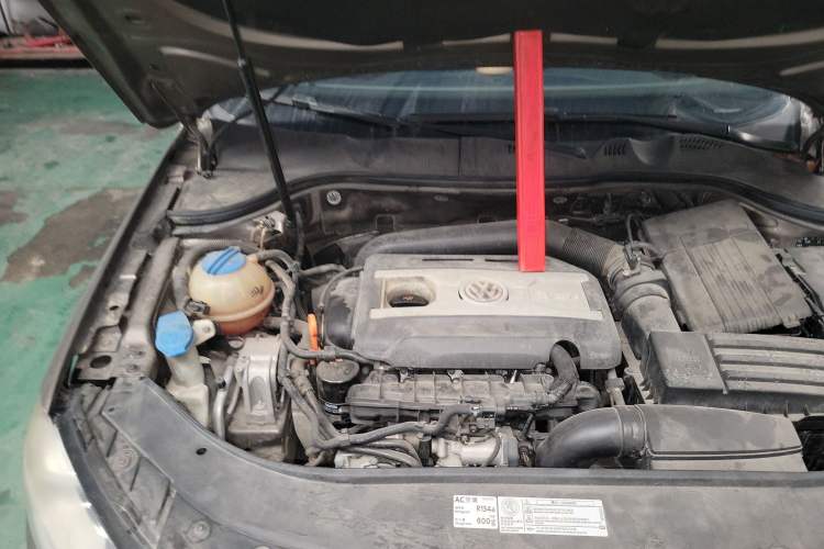 Used Volkswagen Magotan 2012 Revised Version 2.0 TSI Luxury Edition Engine Bay Right