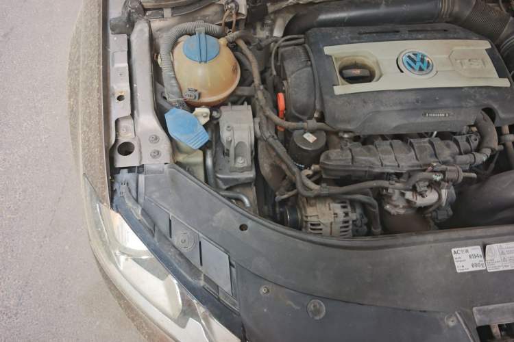 Used Volkswagen Magotan 2012 Revised 1.8TSI Luxury Version Engine Bay Right