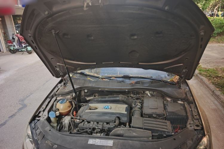 Used Volkswagen Magotan 2012 Revised 1.8TSI Luxury Version Engine Bay